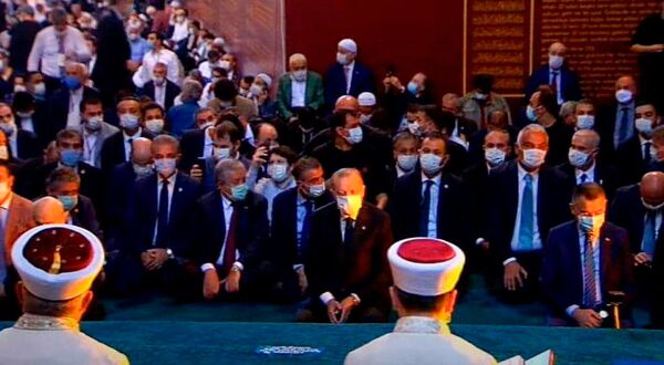 アヤソフィアで86年ぶりに礼拝　エルドアン大統領も参加【写真】 - Sputnik 日本