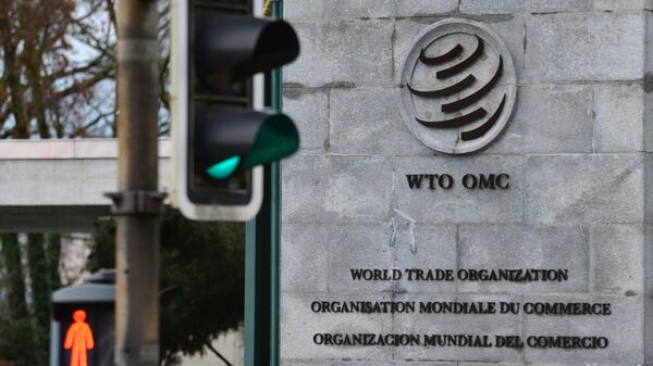 Эмблема Всемирной торговой организации (ВТО) возле здания штаб-квартиры организации в Женеве - Sputnik 日本