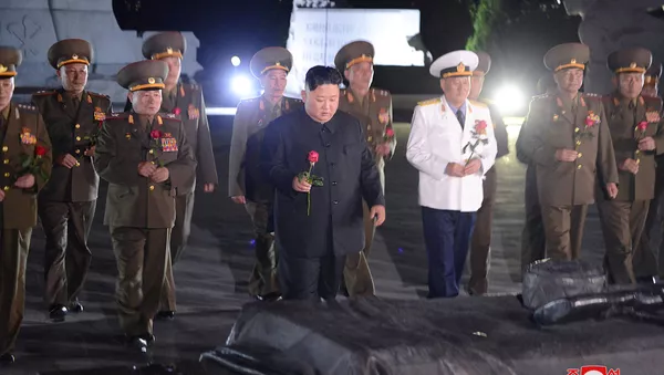 北朝鮮の金正恩委員長　朝鮮戦争での戦死者に敬意　名入りの拳銃を軍指揮官に授与