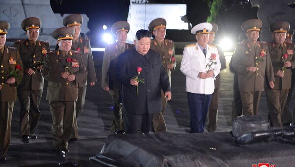 北朝鮮の金正恩委員長　朝鮮戦争での戦死者に敬意　名入りの拳銃を軍指揮官に授与 - Sputnik 日本