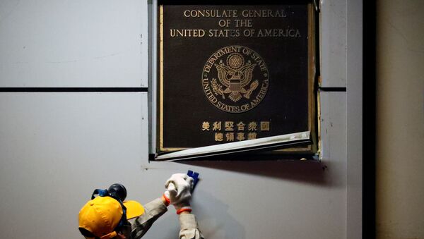7月26日、中国成都市の米総領事館で、看板を外す作業員 - Sputnik 日本
