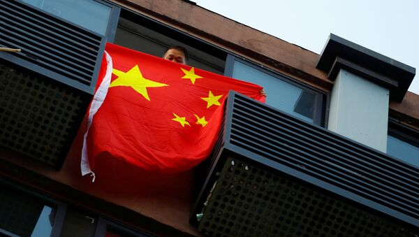 Мужчина с флагом Китая в доме напротив консульства США в Чэнду - Sputnik 日本