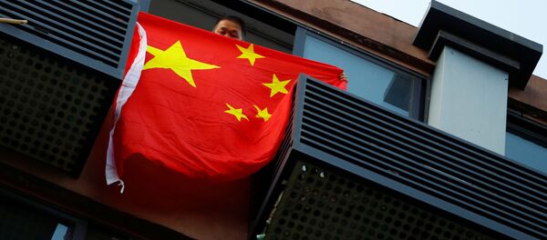 Мужчина с флагом Китая в доме напротив консульства США в Чэнду Мужчина с флагом Китая в доме напротив консульства США в Чэнду - Sputnik 日本