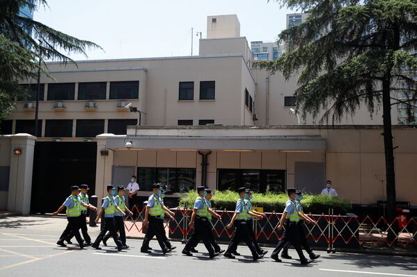 7月27日、中国成都市の米総領事館前を行進する警察官 - Sputnik 日本