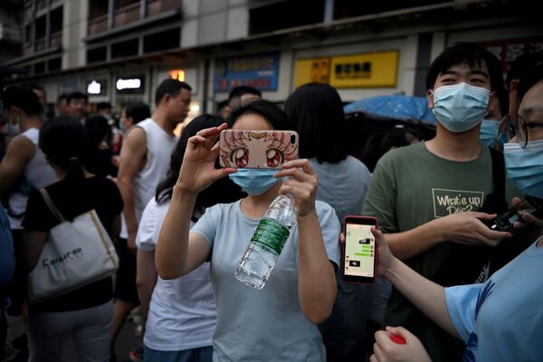 7月26日、中国成都市の米総領事館周辺に集まり、写真を撮る市民ら - Sputnik 日本