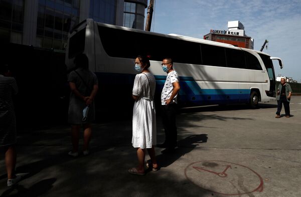 7月26日、中国成都市の米総領事館前に停まる、職員の荷物を積んだバス - Sputnik 日本