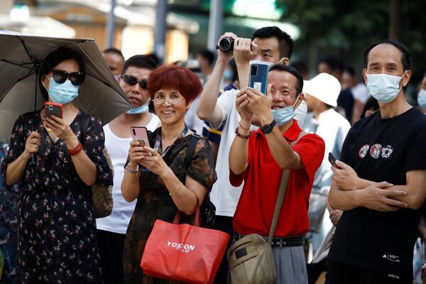 7月27日、中国成都市の米総領事館周辺に集まり、写真を撮る市民ら - Sputnik 日本