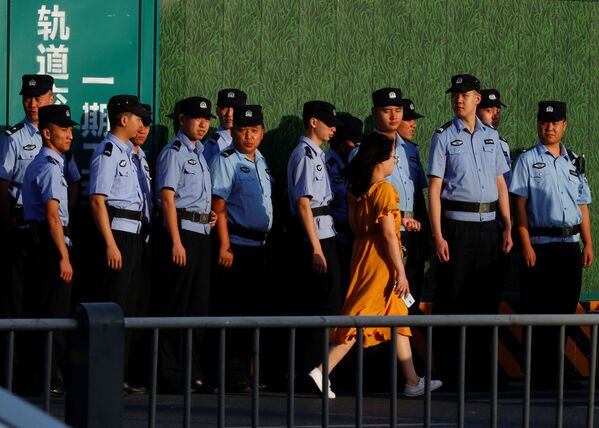 7月27日、中国成都市の米総領事館前に立つ警察官 - Sputnik 日本