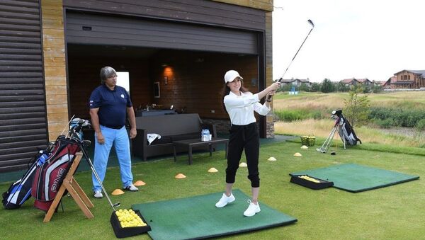 ザギトワ選手がゴルフのレッスン：「新しいスポーツに出会えて幸栄」【写真】 - Sputnik 日本