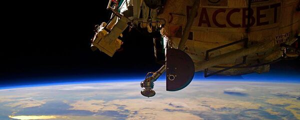 ISS　空気漏れのロシアのモジュールに紙吹雪を撒く - Sputnik 日本