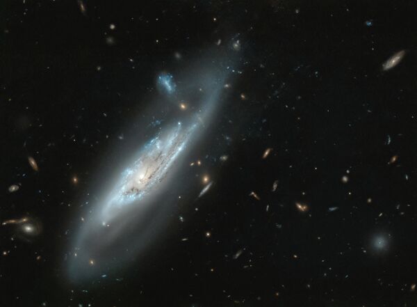 ハッブル宇宙望遠鏡がとらえた棒渦巻銀河「NGC 4848」 - Sputnik 日本