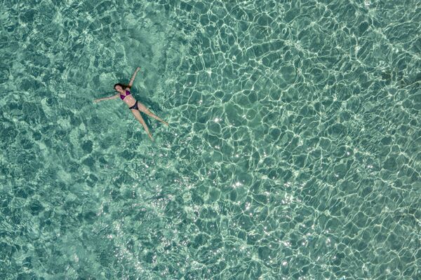 7月26日、ギリシャのクレタ島沖で泳ぐ女性 - Sputnik 日本