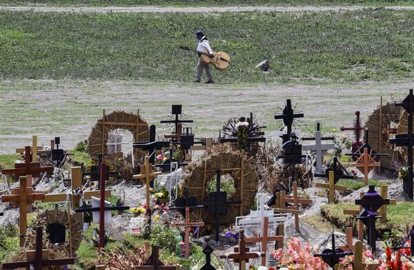 7月28日、メキシコの首都メキシコシティで墓参りをする、コロナウイルスによって亡くなった人の親族 - Sputnik 日本