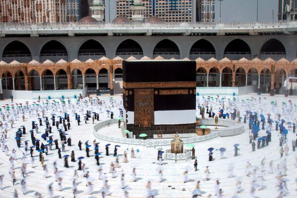7月29日、サウジアラビアの聖地メッカへの大巡礼「ハッジ」が始まり、カーバ神殿の周りを回るイスラム教徒 - Sputnik 日本