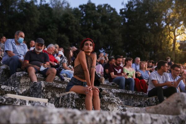 7月24日、ギリシャのエピダウロスにある野外円形劇場で、古代ギリシャ劇「ペルシャ人」の開始を待つ人々 - Sputnik 日本