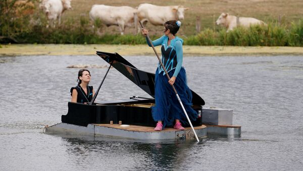 7月24日、フランス北部リックブールの湖上で行われたピアノコンサート - Sputnik 日本