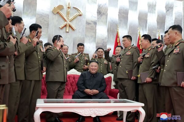 7月27日、北朝鮮の平壌で朝鮮戦争の休戦協定締結67周年を祝う行事に出席し、主要指揮官らに記念拳銃「白頭山」を授与する金正恩委員長 - Sputnik 日本