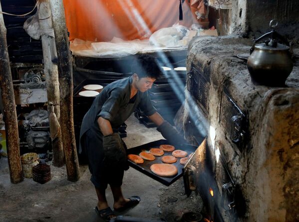 7月29日、アフガニスタンのカブールにある工場で、イード・アル・アドハー（犠牲祭）のためにクッキーを焼く男性 - Sputnik 日本