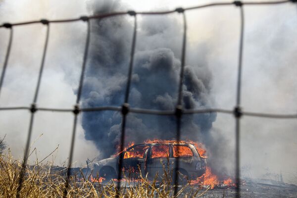 米カリフォルニア州チェリーバレーで、山火事「アップルファイア」によって炎上した車 - Sputnik 日本