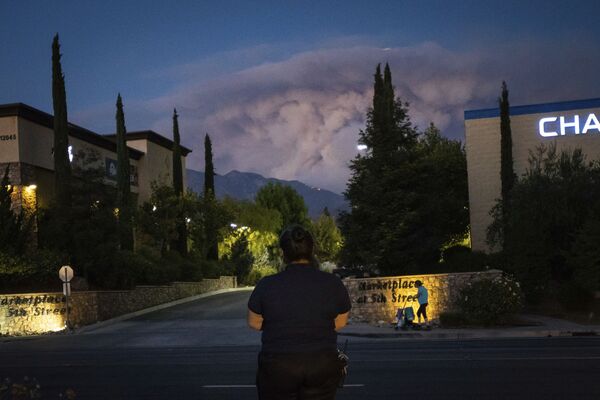 米カリフォルニア州ユカイパで、山火事「アップルファイア」を遠くから眺める女性 - Sputnik 日本