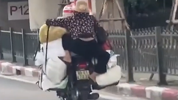 ものすごい体勢でバイクの後ろに乗る女性現る　ベトナム - Sputnik 日本