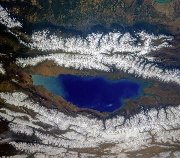 キルギス北西部の内陸湖、イシク＝クル湖。中国との国境、天山山脈に囲まれている - Sputnik 日本