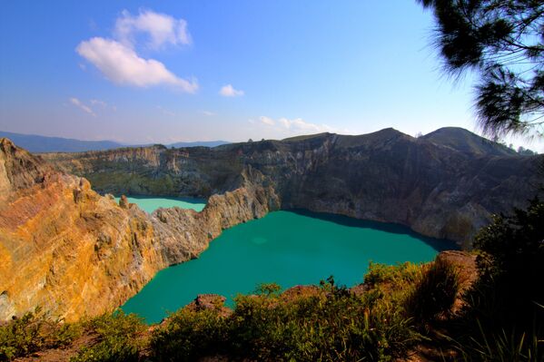 インドネシア、フロレス島の火山、クリムトゥ山。3色の火口湖をもつ - Sputnik 日本