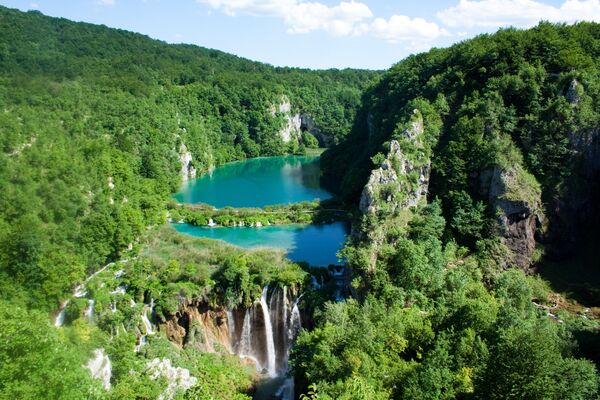 クロアチアのプリトヴィツェ湖群国立公園。大小16の湖と92の滝を有する - Sputnik 日本