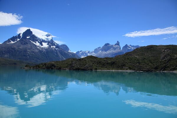 チリ南部、マガジャネス州のトーレス・デル・パイネ国立公園にあるペオエ湖。エメラルドグリーンの氷河湖 - Sputnik 日本