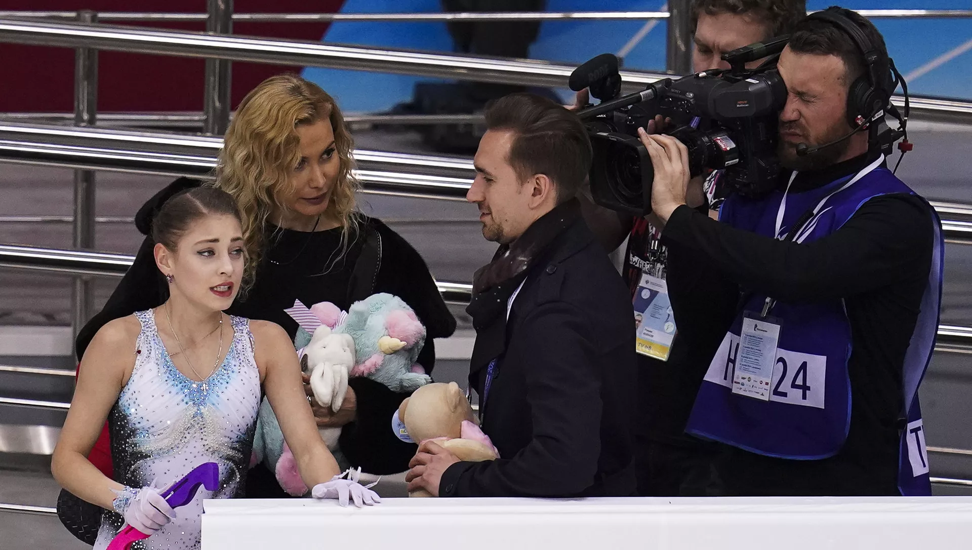 アリョーナ・コストルナヤ選手とエテリ・トゥトベリーゼコーチ、振付師のダニール・グレイヘンガウス氏