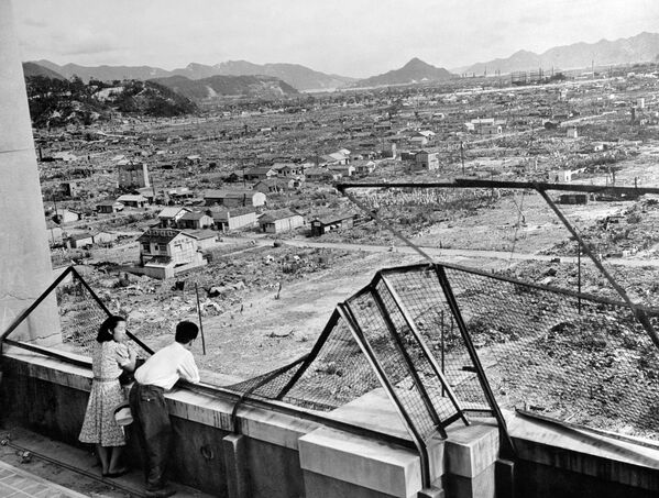 1948年、被爆したビルの屋上から広島市内を見つめる男女 - Sputnik 日本