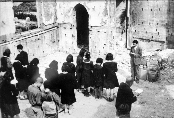 1945年、被爆した日本キリスト教団の広島流川教会で礼拝を続ける人々 - Sputnik 日本