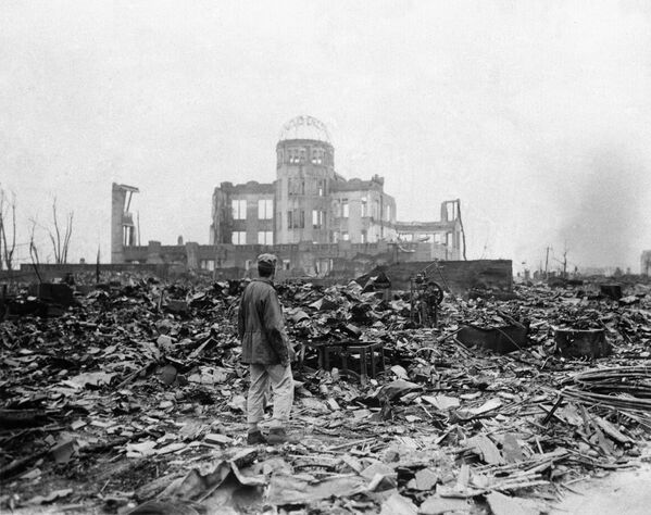 1945年9月8日、広島県産業奨励館（現：原爆ドーム）の前に立つ連合国特派員 - Sputnik 日本