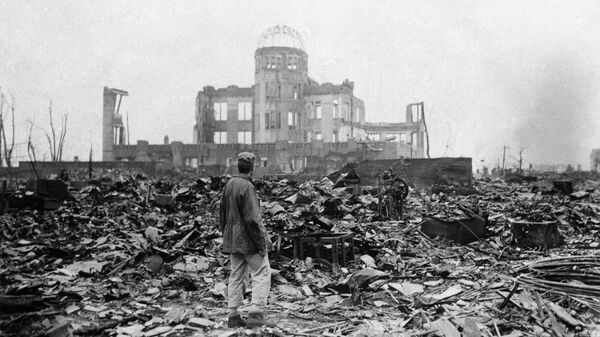 広島県産業奨励館（現：原爆ドーム）の前に立つ同盟国の特派員 - Sputnik 日本