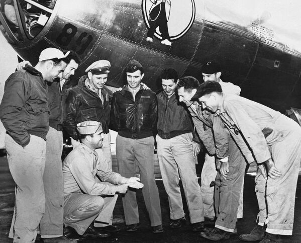 長崎に原爆を投下した爆撃機B-29の搭乗員（1945年11月8日撮影） - Sputnik 日本