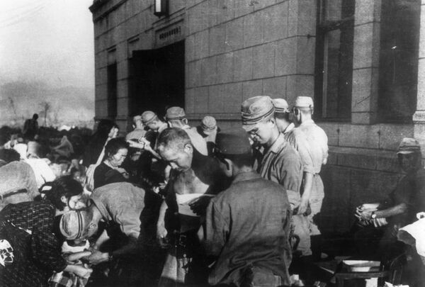 1945年8月6日、広島に原爆が投下された後、軍の衛生兵に応急手当を受ける被爆者
 - Sputnik 日本