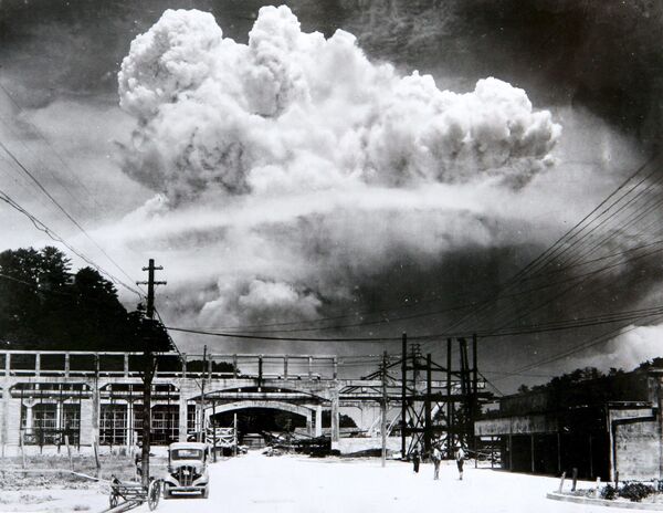 1945年8月9日、長崎市に原爆が投下された後、長崎県香焼島（こうやぎしま）から撮影された原子雲 - Sputnik 日本
