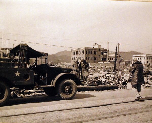 広島に原爆が投下された後、街頭に立つ米軍 - Sputnik 日本