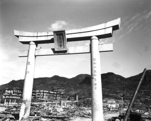 原爆が投下された長崎市で被爆した山王神社の一の鳥居（1945年10月撮影） - Sputnik 日本