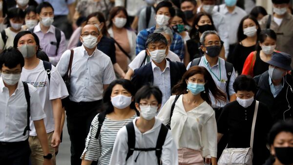 Люди в защитных масках в Токио, Япония  - Sputnik 日本