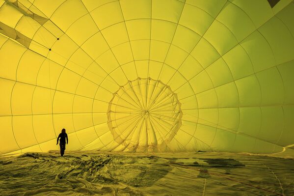 8月3日、英ブリストルで行われた欧州最大級の熱気球イベント「ブリストル インターナショナル・バルーン・フェスタ」で、気球の点検を行うパイロット - Sputnik 日本