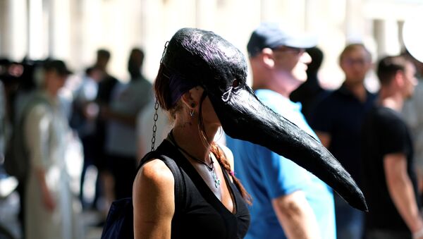Девушка в маске чумного доктора на демонстрации против связанных с коронавирусом ограничений в Берлине  - Sputnik 日本