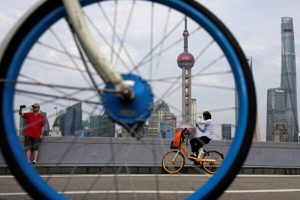8月5日、中国の上海にある陸家嘴でサイクリングをする市民 - Sputnik 日本