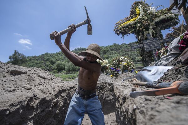 8月5日、メキシコのメヒコ州にある墓地で墓を掘る作業員 - Sputnik 日本