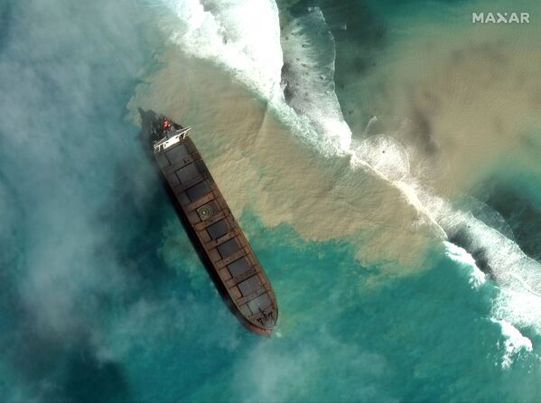 モーリシャスの沖合で座礁した貨物船わかしおを捉えた衛星画像（8月1日撮影） - Sputnik 日本