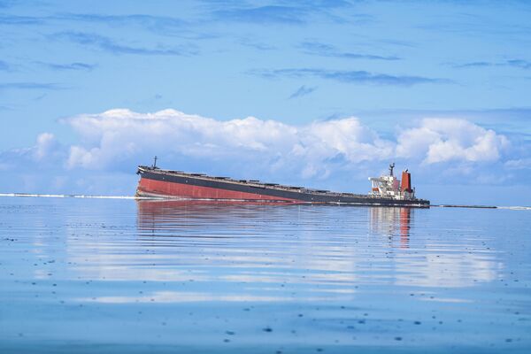 モーリシャスの沖合で座礁した貨物船わかしお（8月7日撮影） - Sputnik 日本