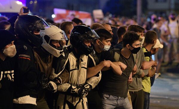 8月9日、ベラルーシの首都ミンスクで大統領選の結果に抗議するデモに参加する市民ら - Sputnik 日本