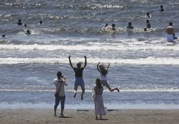 8月11日、神奈川県藤沢市の湘南海岸で写真を撮る若者 8月11日、神奈川県藤沢市の湘南海岸で写真を撮る若者 - Sputnik 日本