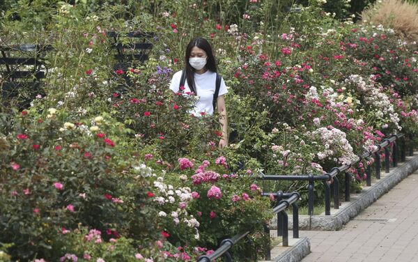 8月10日、マスクをして東京の植物園を訪れる女性 - Sputnik 日本