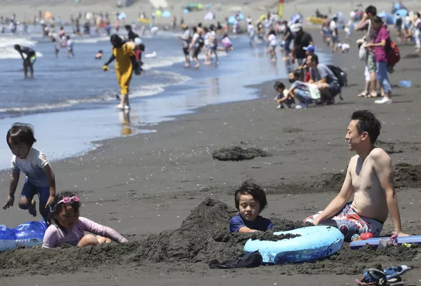 8月11日、神奈川県藤沢市の湘南海岸で海水浴を楽しむ市民 8月11日、神奈川県藤沢市の湘南海岸で海水浴を楽しむ市民 - Sputnik 日本